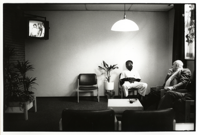 107952 Afbeelding van enkele thuisloze mannen in de gemeenschappelijke ruimte in het maatschappelijk centrum van het ...